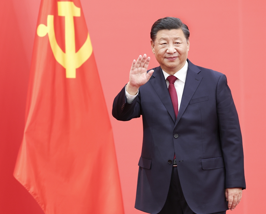 10月23日，剛剛在中國共產(chǎn)黨第二十屆中央委員會第一次全體會議上當(dāng)選的中共中央總書記習(xí)近平和中共中央政治局常委李強(qiáng)、趙樂際、王滬寧、蔡奇、丁薛祥、李希在北京人民大會堂同采訪中共二十大的中外記者親切見面。這是習(xí)近平向在場的中外記者揮手致意。