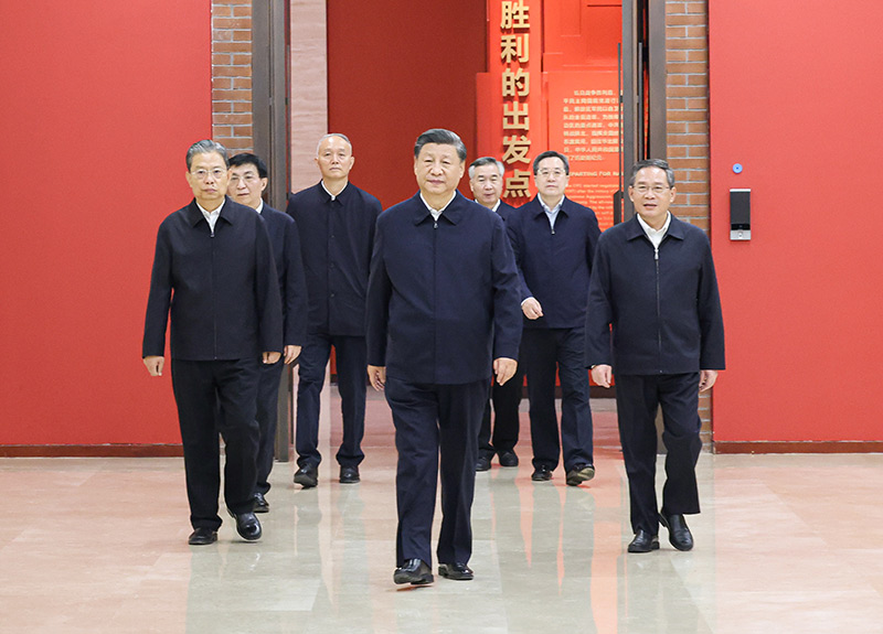 　　10月27日，中共中央總書記、國家主席、中央軍委主席習近平帶領中共中央政治局常委李強、趙樂際、王滬寧、蔡奇、丁薛祥、李希，瞻仰延安革命紀念地。這是習近平等在延安革命紀念館，參觀《偉大歷程——中共中央在延安十三年歷史陳列》。