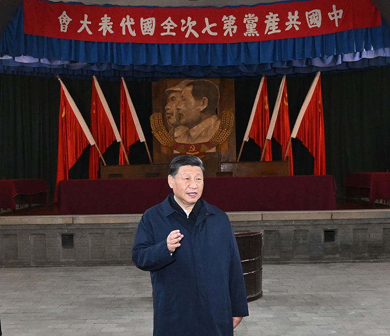 　　10月27日，中共中央總書記、國家主席、中央軍委主席習近平帶領中共中央政治局常委李強、趙樂際、王滬寧、蔡奇、丁薛祥、李希，瞻仰延安革命紀念地。這是習近平在楊家?guī)X瞻仰中共七大會址。