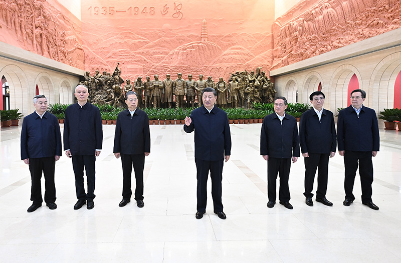 　　10月27日，中共中央總書記、國家主席、中央軍委主席習近平帶領中共中央政治局常委李強、趙樂際、王滬寧、蔡奇、丁薛祥、李希，瞻仰延安革命紀念地。這是習近平在延安革命紀念館參觀《偉大歷程——中共中央在延安十三年歷史陳列》結束時發(fā)表重要講話。