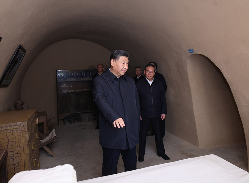 　　10月27日，中共中央總書記、國家主席、中央軍委主席習近平帶領中共中央政治局常委李強、趙樂際、王滬寧、蔡奇、丁薛祥、李希，瞻仰延安革命紀念地。這是習近平等在楊家?guī)X參觀毛澤東舊居。