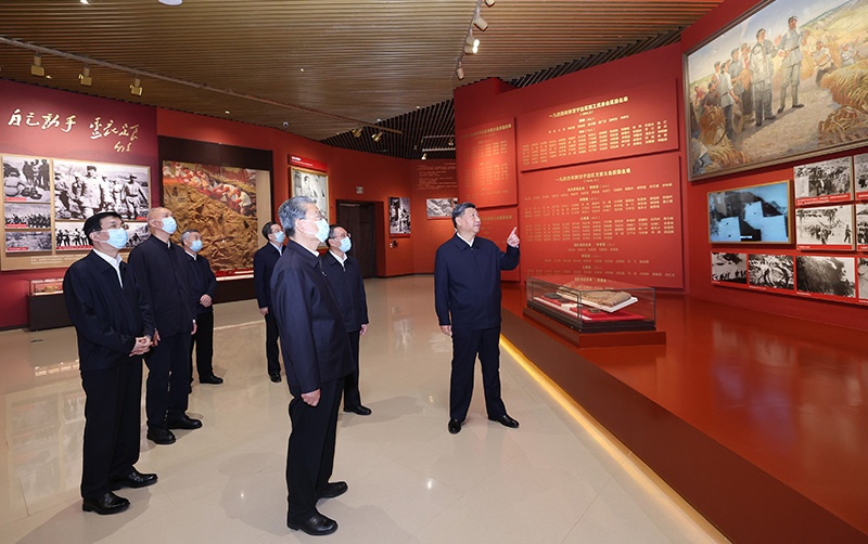　　10月27日，中共中央總書記、國家主席、中央軍委主席習近平帶領中共中央政治局常委李強、趙樂際、王滬寧、蔡奇、丁薛祥、李希，瞻仰延安革命紀念地。這是習近平等在延安革命紀念館，參觀《偉大歷程——中共中央在延安十三年歷史陳列》。