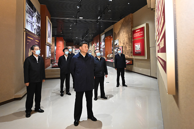 　　10月27日，中共中央總書記、國家主席、中央軍委主席習近平帶領中共中央政治局常委李強、趙樂際、王滬寧、蔡奇、丁薛祥、李希，瞻仰延安革命紀念地。這是習近平等在延安革命紀念館，參觀《偉大歷程——中共中央在延安十三年歷史陳列》。