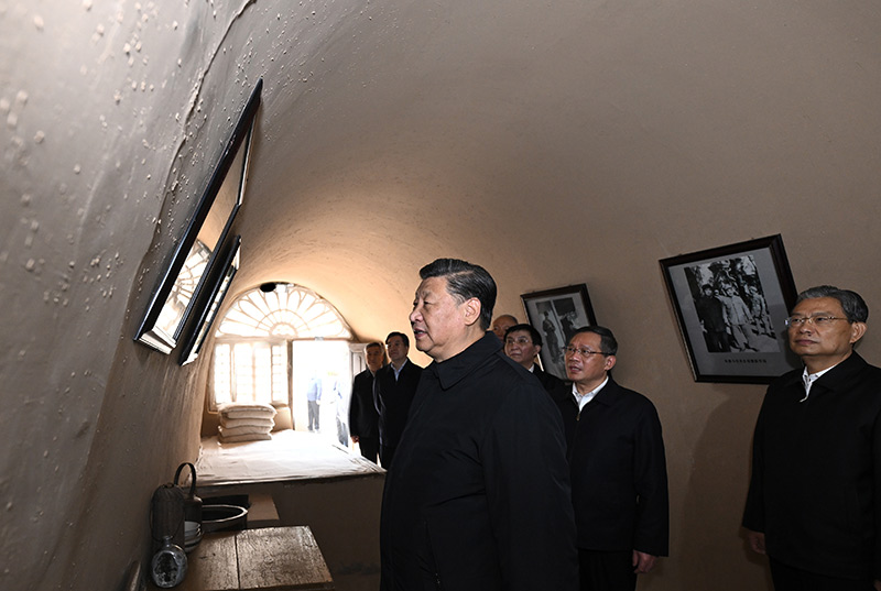 　　10月27日，中共中央總書記、國家主席、中央軍委主席習近平帶領中共中央政治局常委李強、趙樂際、王滬寧、蔡奇、丁薛祥、李希，瞻仰延安革命紀念地。這是習近平等在楊家?guī)X參觀朱德舊居。