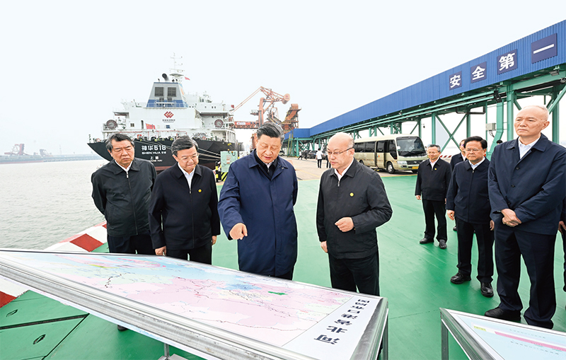 2023年5月11日至12日，中共中央總書(shū)記、國(guó)家主席、中央軍委主席習(xí)近平在河北考察，并主持召開(kāi)深入推進(jìn)京津冀協(xié)同發(fā)展座談會(huì)。這是11日下午，習(xí)近平在滄州市黃驊港煤炭港區(qū)碼頭考察。 新華社記者 李學(xué)仁/攝