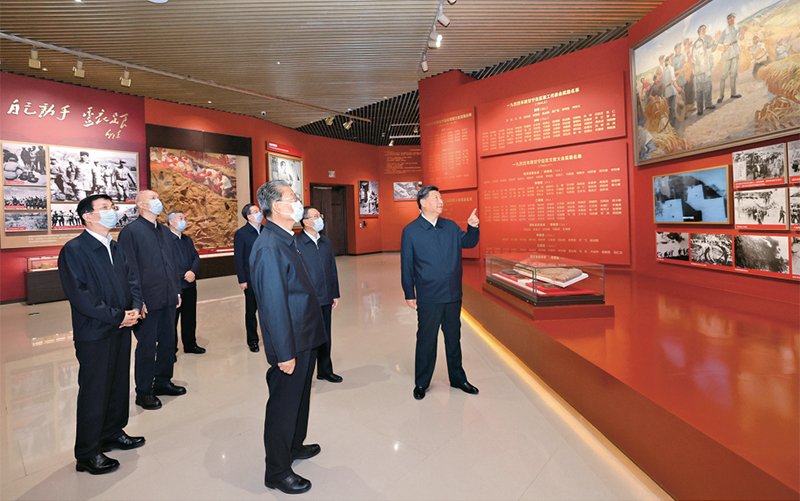 2022年10月27日，中共中央總書(shū)記、國(guó)家主席、中央軍委主席習(xí)近平帶領(lǐng)中共中央政治局常委李強(qiáng)、趙樂(lè)際、王滬寧、蔡奇、丁薛祥、李希，瞻仰延安革命紀(jì)念地。這是習(xí)近平等在延安革命紀(jì)念館，參觀《偉大歷程——中共中央在延安十三年歷史陳列》。 新華社記者 鞠鵬/攝